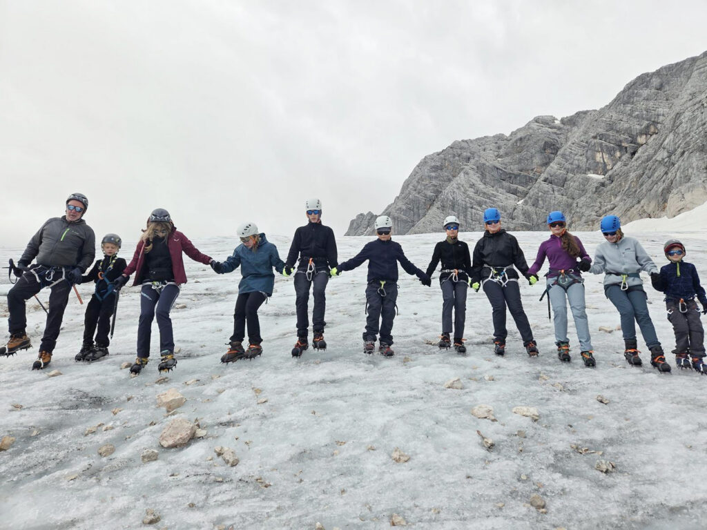 Gemeinsam Stark: Grenzerfahrung, Teamgeist und das ewige Eis – Unser Abenteuer am Dachstein Gletscher