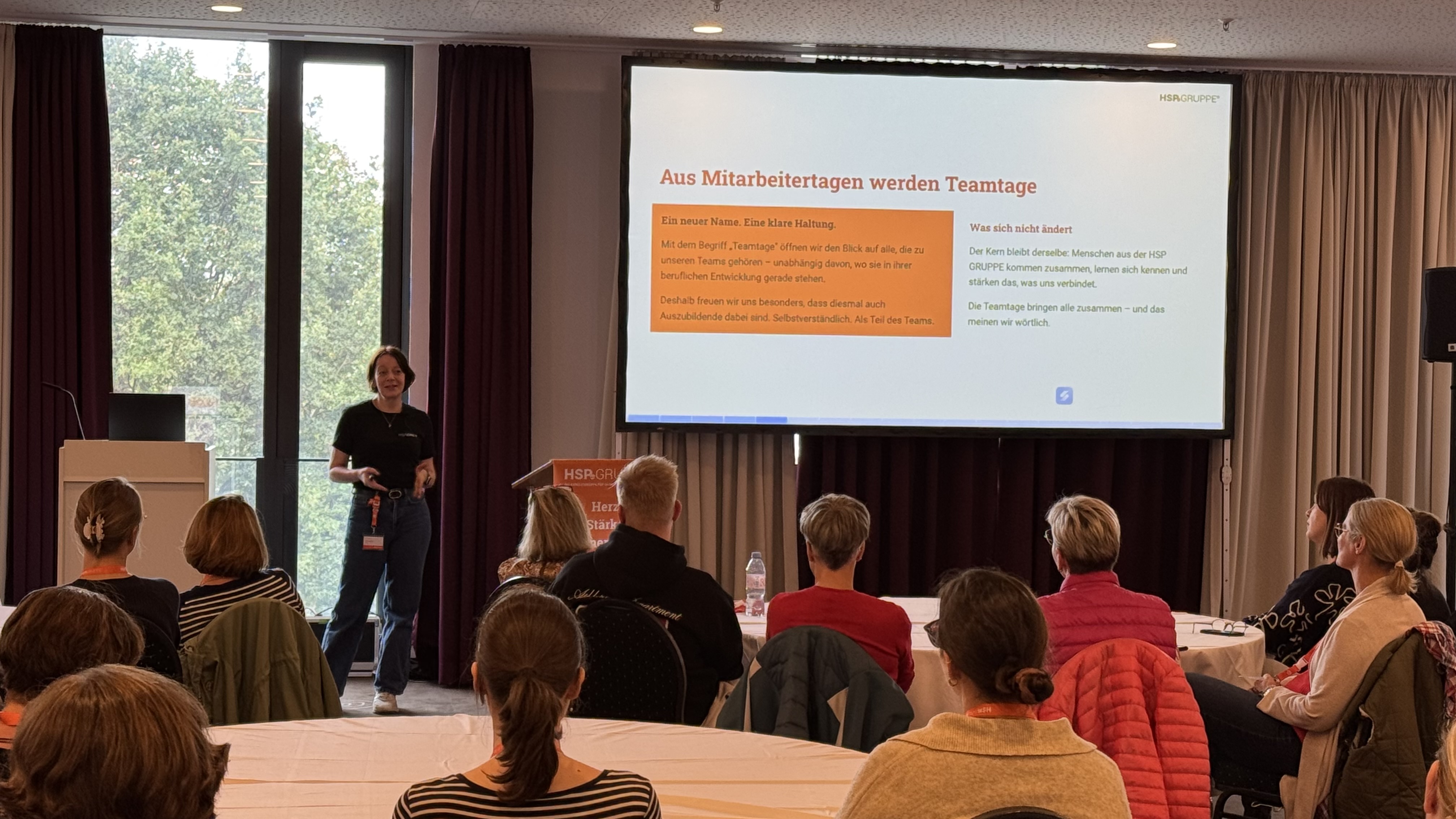 Begrüßung der Teilnehmenden mit der Präsentation „Aus Mitarbeitertagen werden Teamtage“.