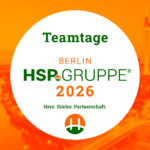 Berliner Stadtpanorama in Orange mit dem Schriftzug „Teamtage Berlin HSP GRUPPE 2026“ und dem Motto „Herz. Stärke. Partnerschaft.“