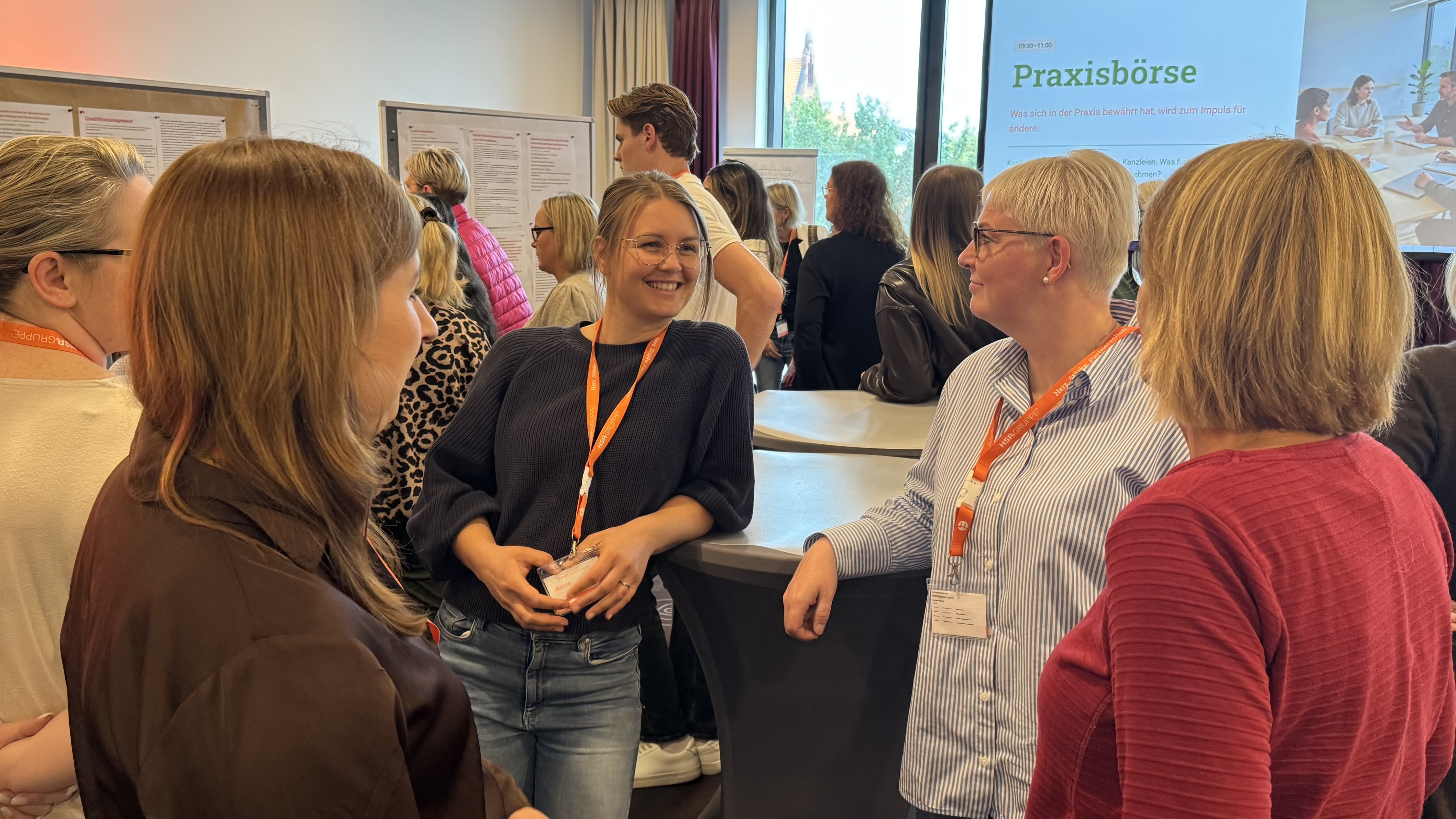 Teilnehmende im Gespräch bei der HSP-Praxisbörse am Samstag.